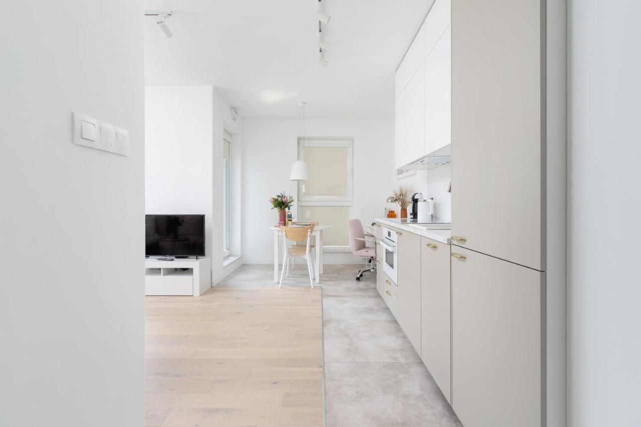 Apartment With Balcony & Parking Mogilska By Renters Prestige Krakow Exterior photo