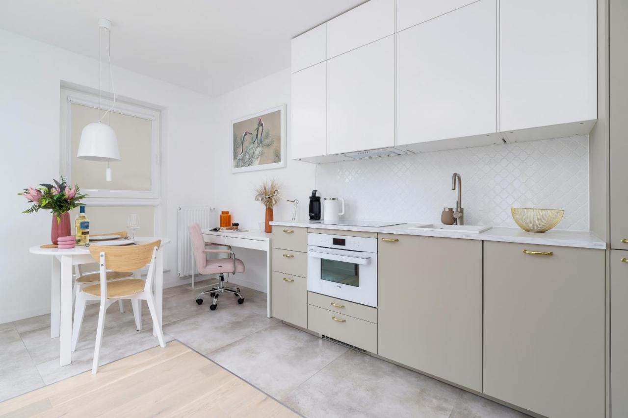 Apartment With Balcony & Parking Mogilska By Renters Prestige Krakow Exterior photo